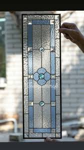 Sepanjang sejarahnya selama seribu tahun, istilah ini telah diterapkan nyaris secara eksklusif pada jendela gereja, masjid, dan bangunan penting lainnya. Kaca Patri Minimalist Kombinasi Warna Biru Dan Bevel Kp 002002 Indo Glass Craft