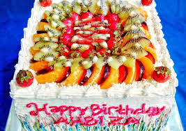 Kendati dalam sejarahnya kue ulang tahun hanya berbentuk bulat dari bahan dasar madu dengan lilin yang menyimbolkan cahaya bulan untuk dewi artemis, namun sekarang jenis kue ulang tahun sudah. Kue Tart Buah Buahan Guru