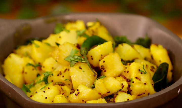 When I prepared Aloo Sabzi in this unique way, everyone liked it even more  than Paneer. You'll love it! :) | Papa Mummy Kitchen