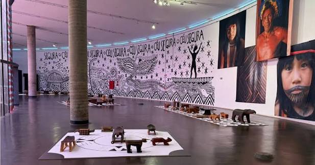 A última parada da Coleção BEĨ em 2025 aconteceu na capital federal,  marcando um momento simbólico para o ciclo Bancos Indígenas do Brasil:  Rituais. A exposição acontece simultaneamente em três instituições centrais