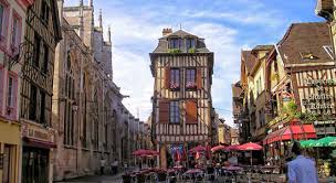 Each player manages their segment of the population (represented by. Troyes Champagne