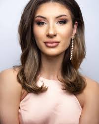 Amber Larkins's Instagram, Twitter & Facebook