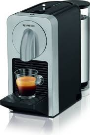 La machine a cafe nespresso. Saint Valentin Voici 20 Idees Cadeaux Geniales Pour Gater Son Mec Avec Images Cafe Magimix Machine A Cafe