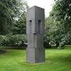 Eine skulptur wie auch ein kunstwerk muss in der größe und seiner präsenz immer im verhältnis zum jeweiligen garten stehen. 1
