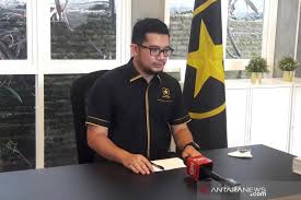 Bismillahirrahmannirrahim, setelah bermusyawarah panjang kami akhirnya memutuskan bahwa logo partai ummat adalah perisai tauhid, kata amien rais. Gpyggsbd6kqvbm