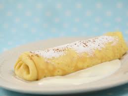 Se adauga laptele praf , smantana , untul topit , faina , jumatate din stafide , coaja de lamaie si esenta de rom. Clatite Cu Branza De Vaca