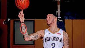 He entered the league with a couple tattoos on his wrists that he got in solidarity. Die 24 Tattoos Von Lonzo Ball Und Ihre Bedeutung Promi Tattoos