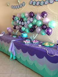 Ideia Legal Para Festa Pequena Sereia Ou Fundo Do Mar Scalloped Table Cloth And Back Drop Ariel Birthday Party Mermaid Theme Party Mermaid Birthday Party