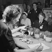 Danny Kaye in tavern with men