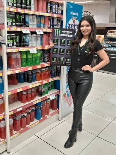Activación para @monsterenergy junto a @talentohumano360_ 💚 #btl #fyp  #anfitriona #promotora #anfi #monsterenergy #impulsadora #activaciones