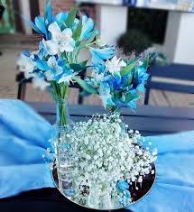 El elemento estrella suelen ser jarrones de cristal rellenos de flores, piedras. Como Hacer Un Arreglo Floral Para Decorar Espaciohogar Com
