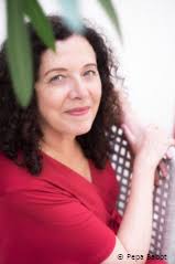 La biografía de Neus Arqués, autora y conferenciante