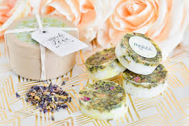 Et aujourd'hui, le grand jour se rapproche à grands pas. Diy Des Savons Fleuris A Offrir A Vos Invites De Mariage