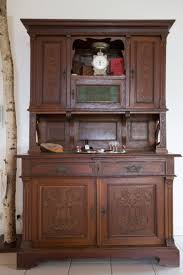 Vor einem neuen anstrich muss ein holzschrank abgeschliffen werden. Restaurierung Renovierung Reparaturen Schreinerei Krickl