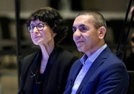 Özlem türeci̇ 53 yaşındaki özlem türeci, kanser araştırmalarında 25 yıldan fazla deneyime sahip bir araştırmacı. Ozlem Tureci Ve Ugur Sahin E Buyuk Onur