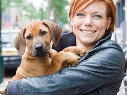 Boer Riks trouwt in spijkerbroek met zijn stralende Nicole