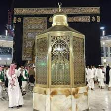 قام عليه إبراهيم، عليه السلام، عند بناء الكعبة المشرفة لما ارتفع البناء. Facebook