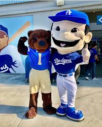 ✨⚾️✨💙✨🏆✨🎉 Linh vật UCLA của chúng tôi Joe Bruin ăn mừng với linh vật Dodger giải vô địch thế giới của Los Angeles Dodgers. Tiến lên Dodgers!! Ôm, Ruthie & Nancy ✨⚾️✨🧢✨🏆✨ #