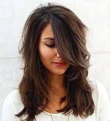 Taglio capelli scalati e lunghi con ciuffo. 25 Tagli Di Capelli Lunghi E Scalati Per Un Effetto Morbido E Naturale