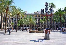 Plaça reial is a square in the barri gòtic of barcelona, catalonia, spain. Placa Reial Platz Im Gotischen Viertel Barcelona