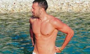 Ο βενετός νικολό μπάρμπαρο επαναλαμβάνει την ικεσία του κωνσταντίνου για να τον θανατώσουν, αλλά αναφέρει πως το σώμα του εθέαθη μεταξύ των πτωμάτων και πως φημολογείτο πως κρεμάστηκε. O Kwnstantinos Argyros Kolase Th Leykada Me Toys Koiliakoys Toy Gossip Tv Gr