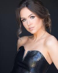 Elaine Brewster's Instagram, Twitter & Facebook