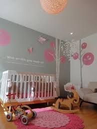 Baby Kinderzimmer Dekorieren Sanfte Pastellfarben Und Warme Farbtone Kinder Zimmer Kinder Zimmer Deko Baby Kinderzimmer