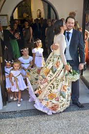La tarta tatin es tradicional de la cocina francesa y su origen se remonta a 1889 esta tarta de frutas es ideal para servir como postre en celebraciones y ocasiones especiales como cumpleaños, bodas. Las Bodas De Tatin Blog De Bodas Para Novias E Invitadas Wedding Dresses Bridal Dresses Dresses
