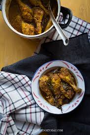 1/2 kg daging (lebih sedikit), 2 butir kelapa (pisahkan santan kental & santan encer), bumbu halus, 7 siung bawang merah (haluskan), 5 siung bawang putih (haluskan), 3 cm jahe (haluskan), 2 cm kunyit (haluskan), 3 lembar daun jeruk, sedikit lengkuas (haluskan), 1 lembar daun kunyit. Rendang Ayam Padang Indonesian Chicken Rendang