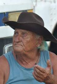 Aos 80 anos, ele mora em um ônibus sem motor, mas com sonho de viver na  praia