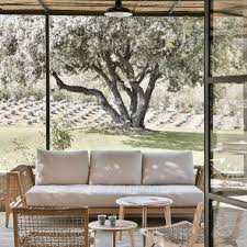 Magnifique Mas Neuf Dans Les Alpilles Pour Une Jeune Famille Bosc Architectes A St Remy De Deco Maison Interieur Deco Maison Decoration Interieure Provencale