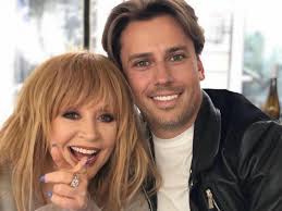 Уже с утра, перед школой, дети с отцом ждали ее в гостиной, чтобы вручить подарки. Alla Pugacheva Gotovit Sup Maksimu Galkinu Video Strojnoj Pugachevoj Fakty