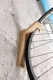 Tokyo Bike Rack Mur Mount Crochet Mur En Bois Rangement De Velo Porte Velos Verticaux Naturel Wooden Bicycle Bike Storage Design Wood Bike