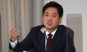 이 대표는 26일 밤 공개된 온라인 동영상 서비스(ott) 쿠팡플레이의 오리지널 'snl코리아'의 '주기자가 간다' 코너에 출연해 '박근혜 키즈'와 '0선당 . ì´ì¤€ì„ ë¶€ì¹œ ë†ì§€ë²• ìœ„ë°˜ ì˜í˜¹ ë§Œ 18ì„¸ ë•Œë¼ ëª°ëžë‹¤ ì†¡êµ¬