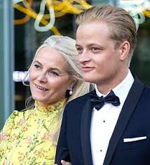 Først blir man overøst med kjærlighet. Så kommer volden