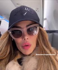 Ninel Conde les desea a todos sus bombones una feliz navidad y próspero año  nuevo. La cantante cada vez enseña más la misteriosa identidad de su galán  novio. ¡Que viva el amor! #