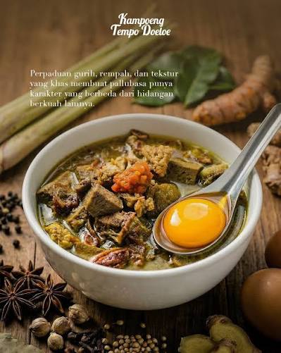 Pallubasa, kuliner khas Makassar yang sekilas mirip coto, tapi punya cita  rasa yang lebih creamy dan gurih karena tambahan kelapa sangrai 🥥🔥  Biasanya disajikan dengan nasi hangat dan kuning telur mentah yang