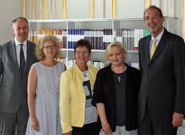 Nachfolgerin und vorgängerin iris rauskala, die in der übergangsregierung seine agenden übernommen hat, bleibt ihm als sektionsleiterin und vertrauensperson erhalten. Katholischer Familienverband Traf Bildungsminister Fassmann