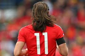 Even the gareth bale hairstyle 2021 is again change a bit and the new haircut has played a vital role in it. Gareth Bale S Hair Falls Out Of His Man Bun During Wales Draw With Georgia And Twitter Loves It Mirror Online