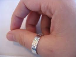 Pembengkakan akibat ukuran cincin yang sudah tidak sepadan dengan jari sehingga menyebabkan aliran darah terhambat lalu berujung bengkak dan iritasi kulit. Pada Jari Mana Untuk Memakai Cincin 115 Foto Adakah Mungkin Memakai Cincin Pada Phalanx Ibu Jari Nilai Cincin Pada Jari Kecil