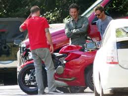 Pembantu peribadinya, izwan mengesahkan perkara itu dan memberitahu zizan, 31, tidak mengalami sebarang kecederaan dan pihaknya masih belum membuat laporan polis berhubung insiden itu. 5 Koleksi Motor Mewah Bradley Cooper Nombor 3 Zizan Razak Pun Ada Murai My