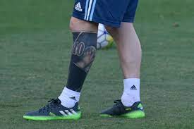 The images were shared and soon they reached the argentine star, who was surprised by the tattoo and commented: Lionel Messi Tattoo Barcelona Star S New Leg Ink Sports Illustrated