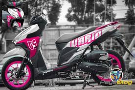 Honda vario 125 terbaru kali ini memiliki ciri khas, motor ini terlihat lebih sporty dengan balutan grafis atau striping pada setiap lekuk body, warna dasarnya juga mengkilat. Vario Putih Modif Pink Peysblog