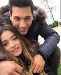 Deniz Can Aktas Simay Barlas Hayat Bazen Tatlidir Burak Gozde Unluler Cift Kizlar