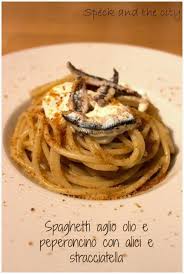 Spaghetti Aglio Olio E Peperoncino Con Alici E Stracciatella Pugliese Italian Recipes Authentic Italian Recipes Skinny Pasta Recipes