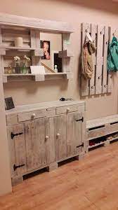 Anleitung zum bau einer palettencouch ein paletten sofa ist nicht nur stylisch und preisgünstig, sondern auch relativ einfach und schnell im aufbau. Selbst Gebaute Garderobe Aus Europaletten Furniture Home Decor