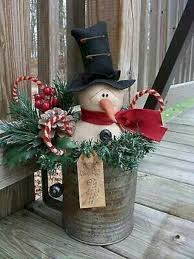 Basic Christmas Decor Fun And Lovely Ideas To Create A Delightful And Exciting Celebra Outdoor Christmas Decorations Primitive Christmas Christmas Decorations