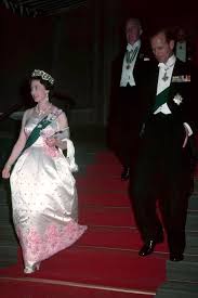 Queen elizabeth ii and prince charles at windsor castle in 1969. Apotelesma Eikonas Gia Queen Elizabeth Ii Fashion Style Young Queen Elizabeth Queen Elizabeth Queen Elizabeth Ii