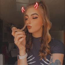 Amber Dawes's Instagram, Twitter & Facebook