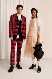 H&m was founded in 1947 by erling persson as hennes, a single women's clothing store, in vasteras, sweden. H M X Simone Rocha Jetzt Alle Looks Der Designerkollektion Anschauen Vogue Germany